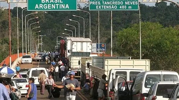 FIEBRE DE ARGENTINOS EN LA TRIPLE FRONTERA: CRUZAN EN BUSCA DE PRODUCTOS Y ALIMENTOS MÁS ECONÓMICOS